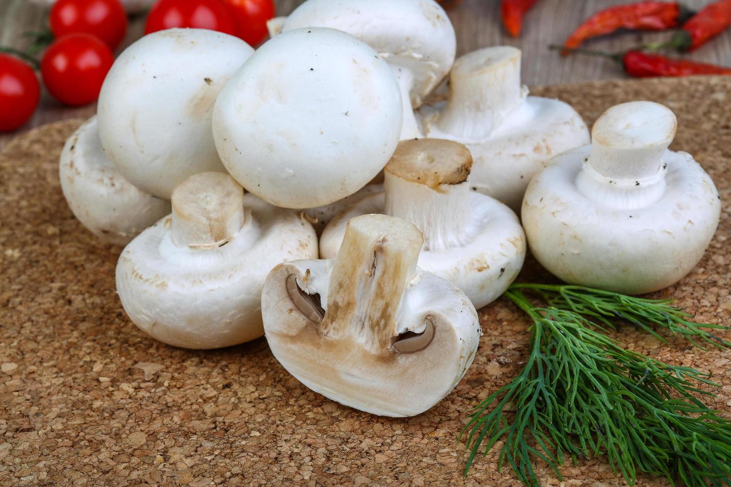 champignons på trä- styrelse och trä- bakgrund foto