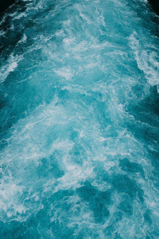 vågor av blått vatten foto