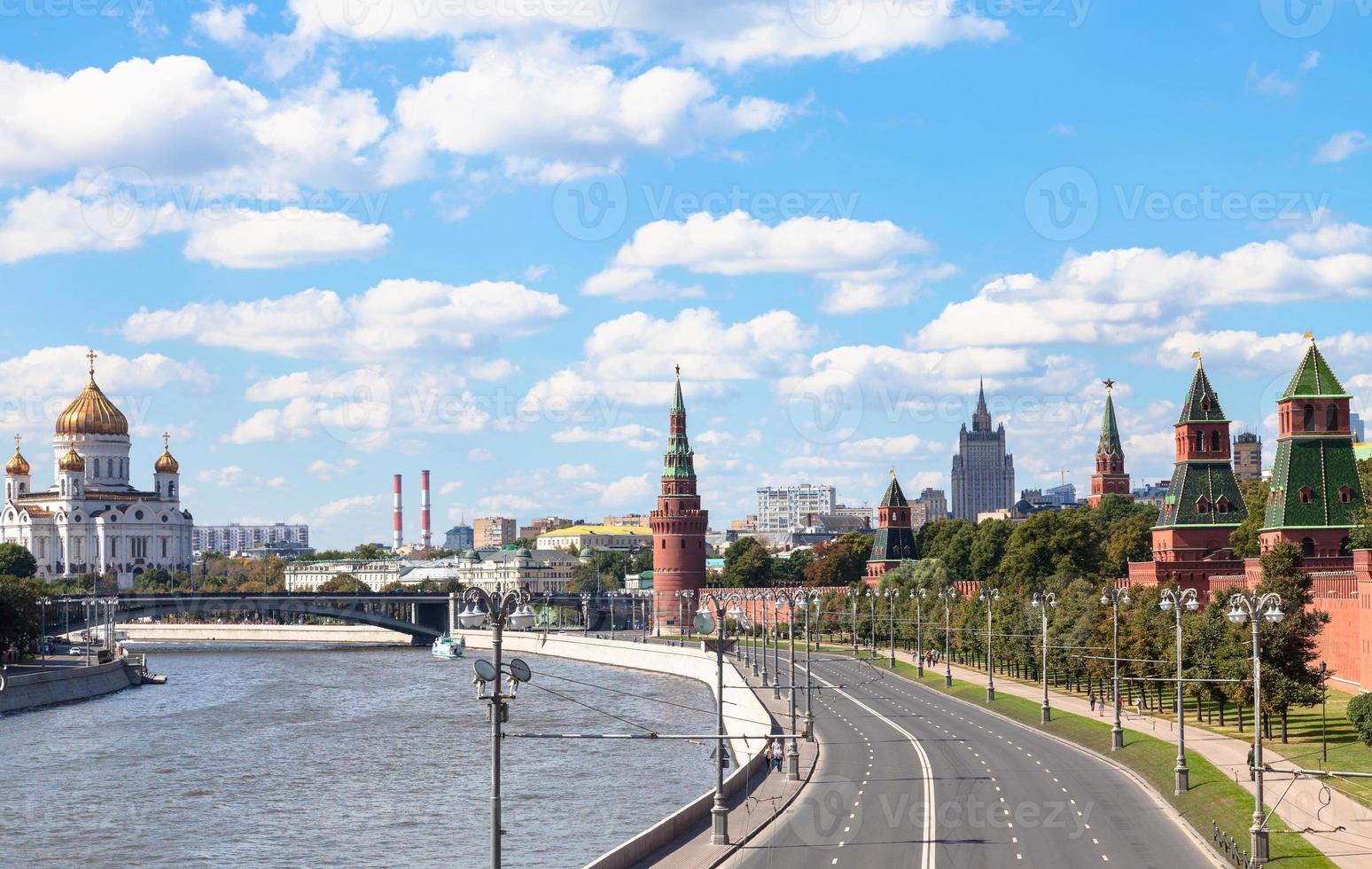 de kreml vägbank av moskva flod i sommar foto