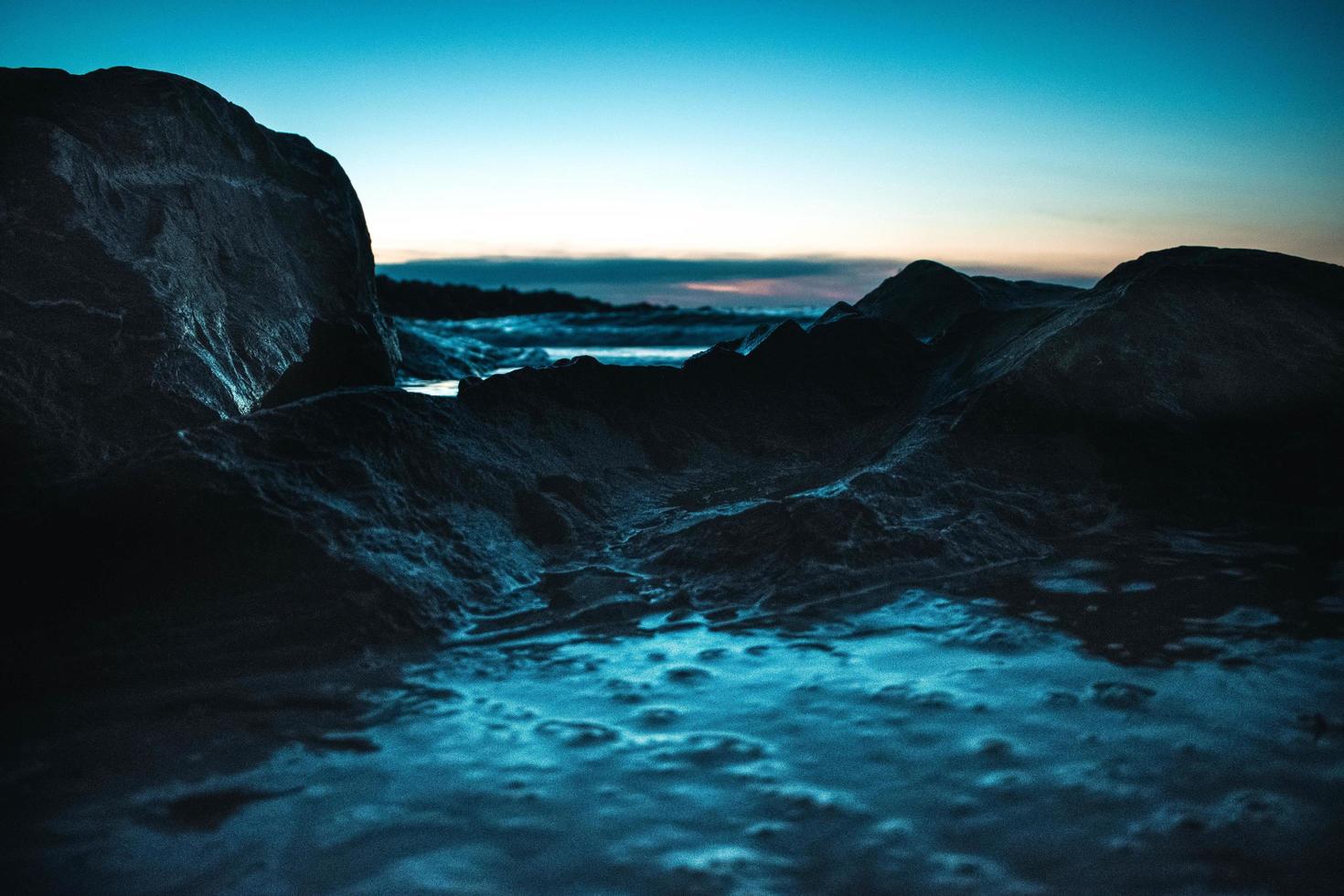 stenig kust vid solnedgången foto