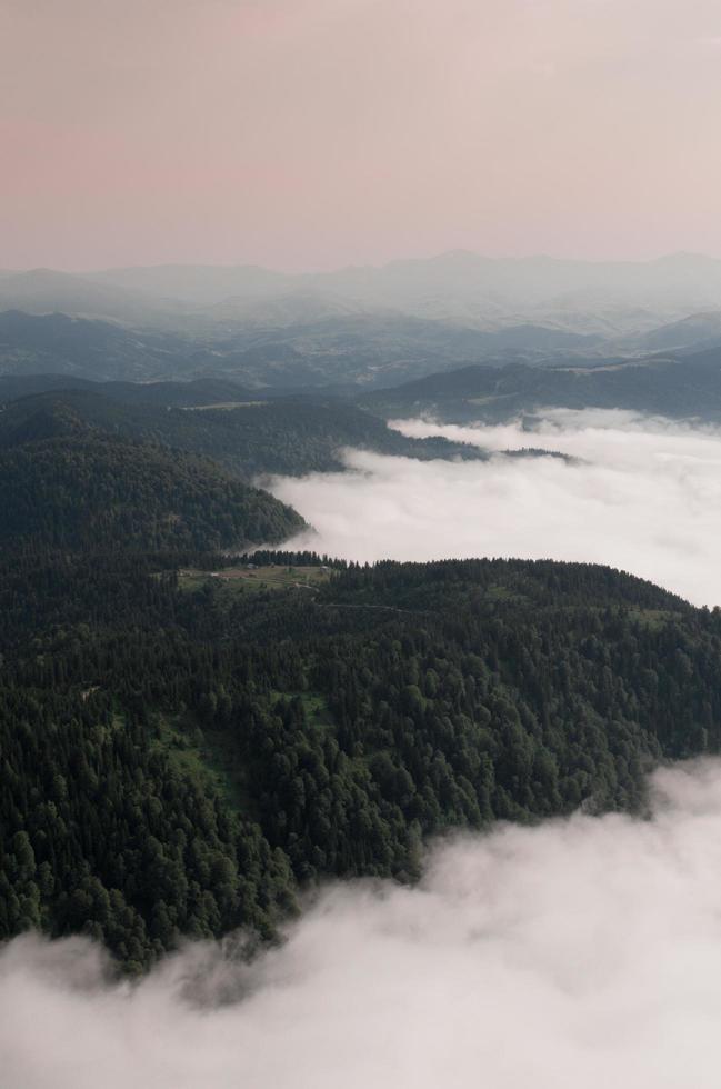 Flygfoto över bergen i gryningen foto