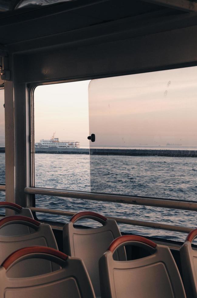 fönster i båt som tittar ut mot havet foto