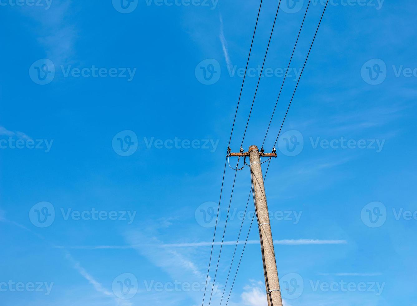 elektrisk Pol kraft rader utgående elektrisk trådar motstånd på moln blå himmel. foto