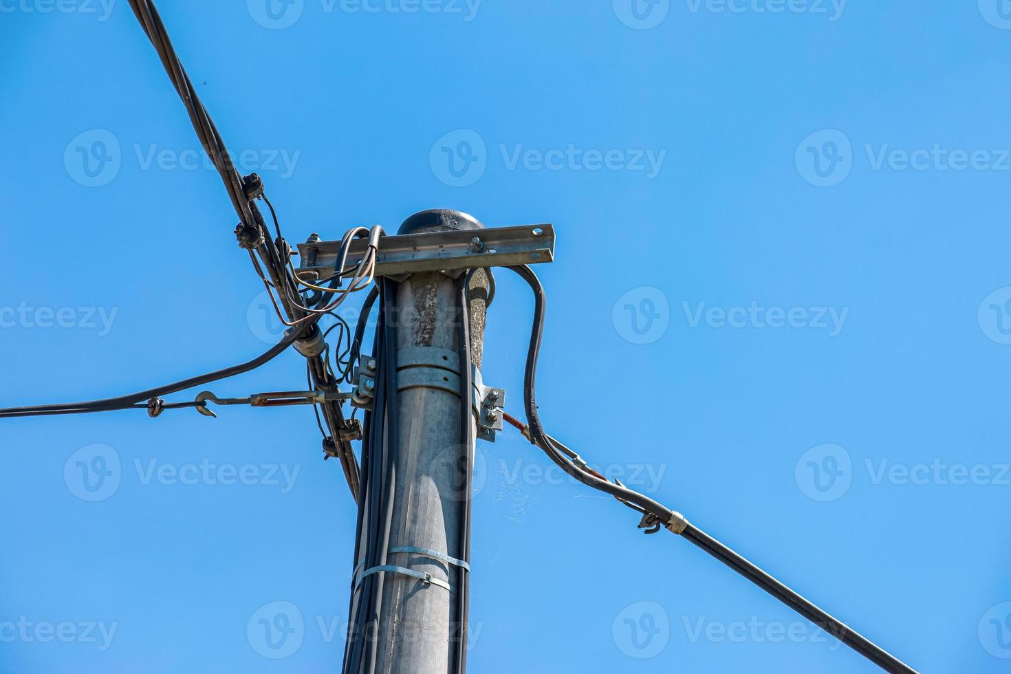 elektrisk Pol kraft rader utgående elektrisk trådar motstånd på moln blå himmel. foto