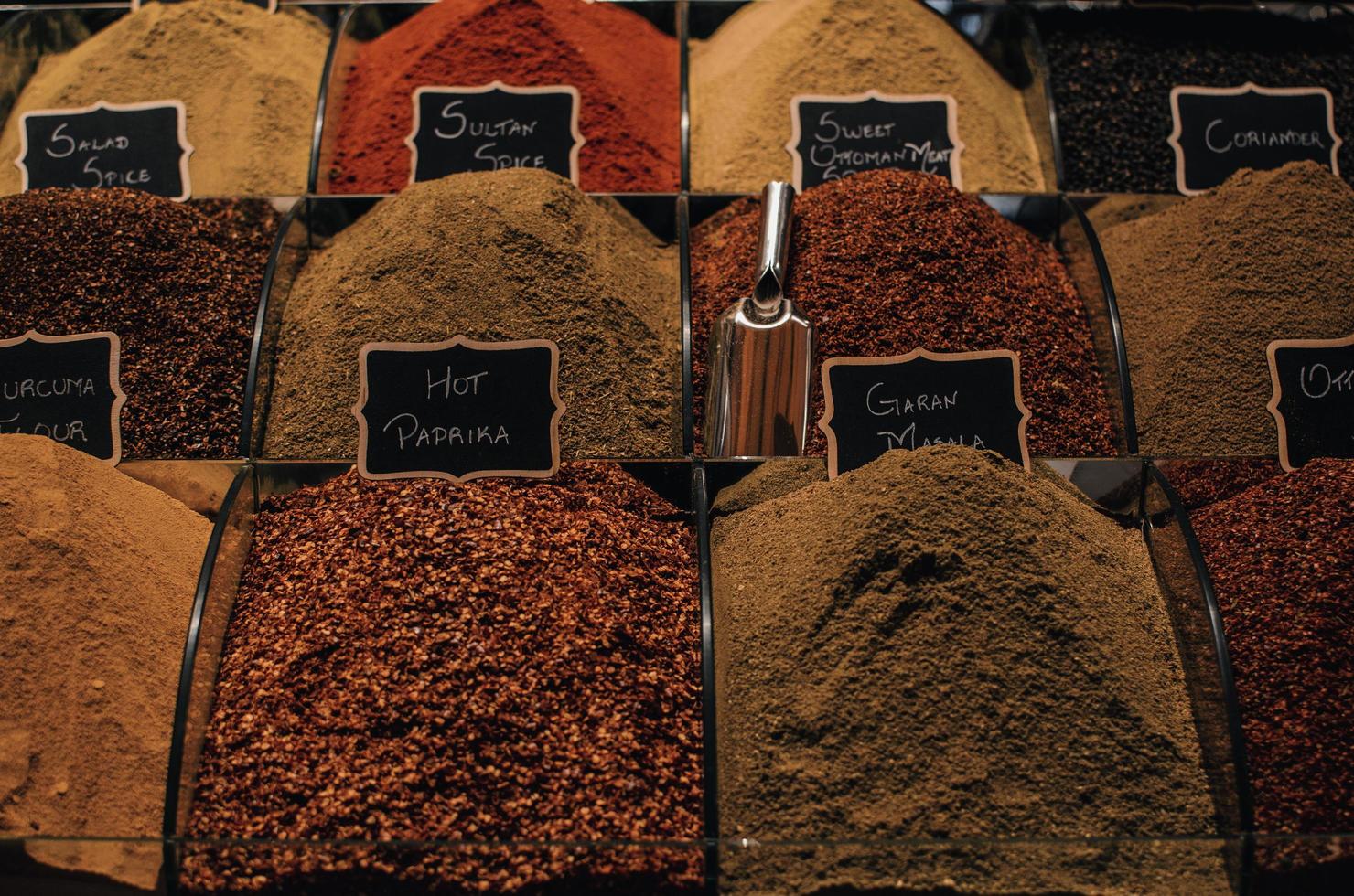 närbild av kryddor till salu foto