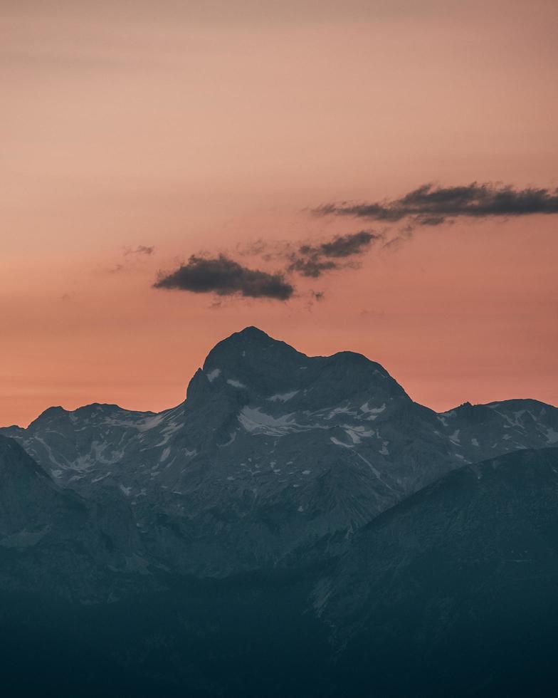 snötäckt berg foto