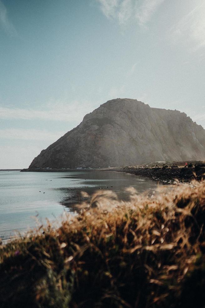 berg vid kanten av vattnet foto