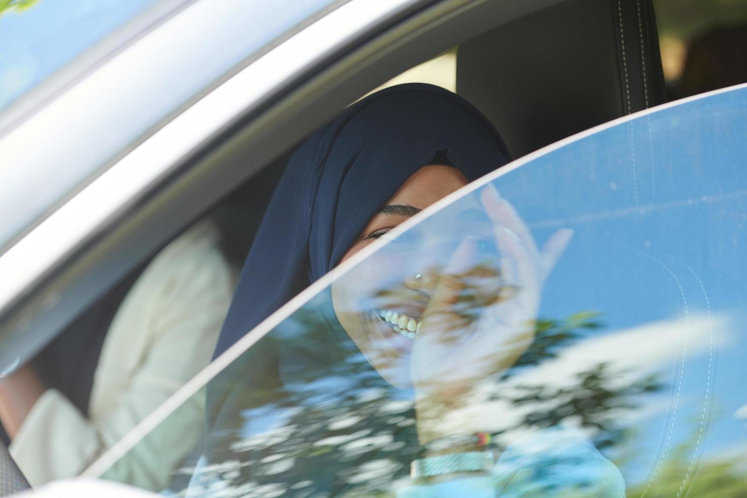 arabicum kvinna reser förbi bil foto