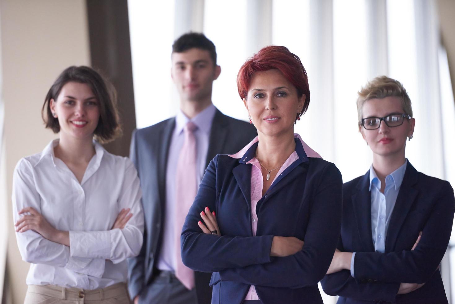 olika företag människor grupp med rött hår kvinna i främre foto