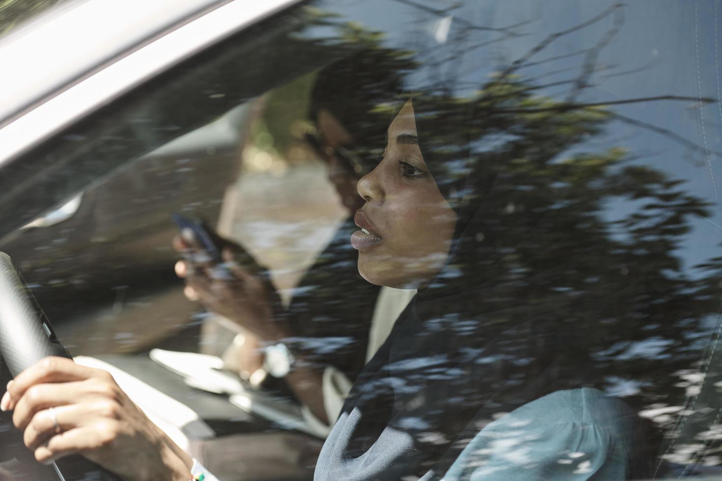 arabicum kvinna par reser förbi bil foto