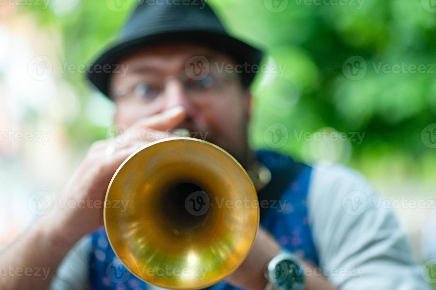 trumpet hål av en balkan musik gata musiker foto