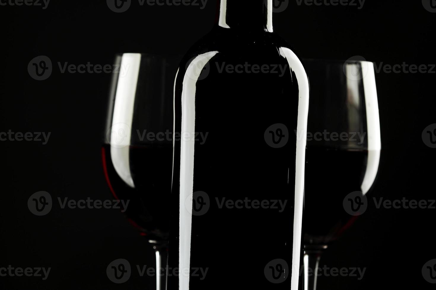 rött vin glas silhuett svart bakgrund foto
