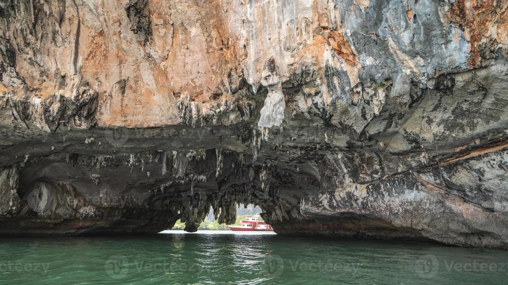 koh hong, tham massa grotta på hong ö i phang-nga bukt, thailand. foto