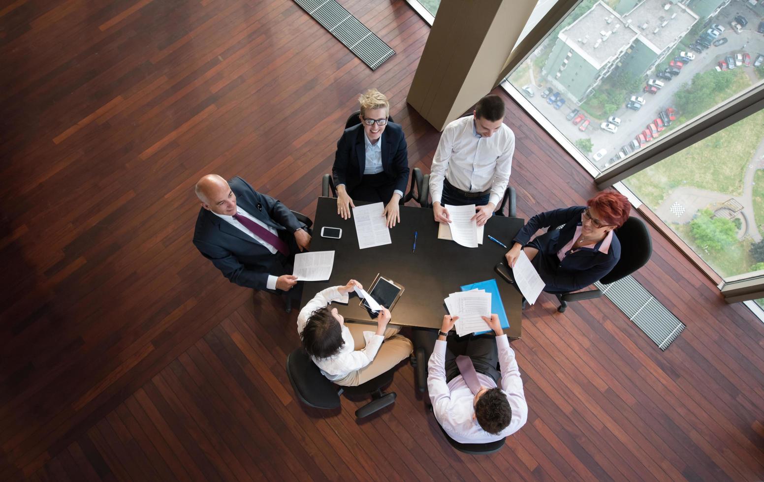 Lycklig företag människor grupp på möte på modern kontor foto