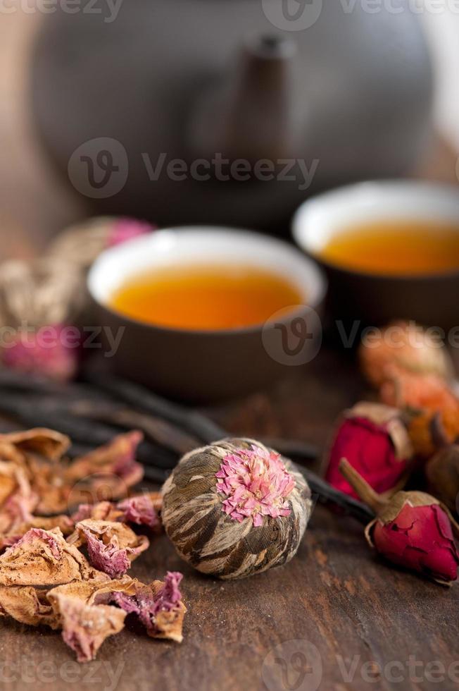 ört blommigt te i kinesisk stil foto