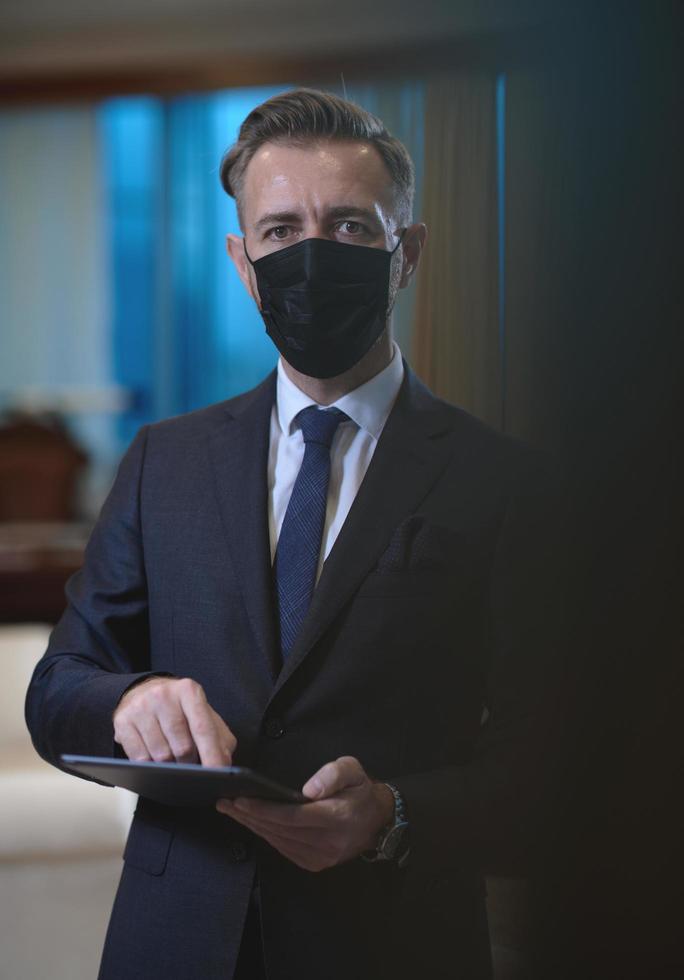 företag man bär skyddande ansikte mask på kontor foto