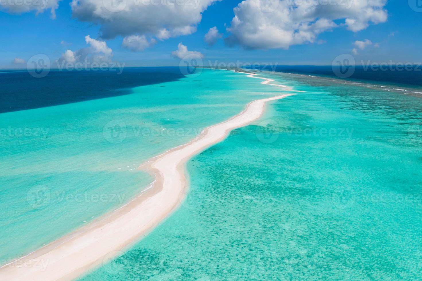 avkopplande antenn strand sand Bank, sommar semester Semester mall baner. vågor surfa med Fantastisk blå hav lagun, hav Strand, kustlinjen. perfekt antenn Drönare himmel se. fredlig ljus strand, havet foto