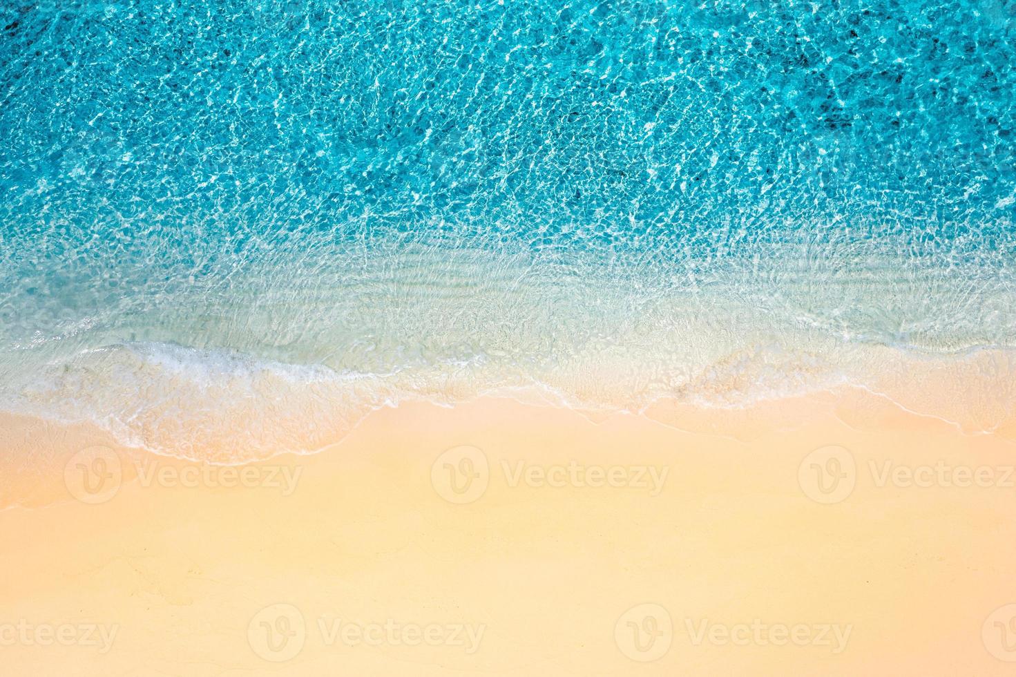 skön antenn strand landskap, sommar semester Semester mall baner. vågor surfa med Fantastisk blå hav lagun, hav Strand, kustlinjen. Fantastisk antenn Drönare topp se. avkopplande ljus strand havet foto