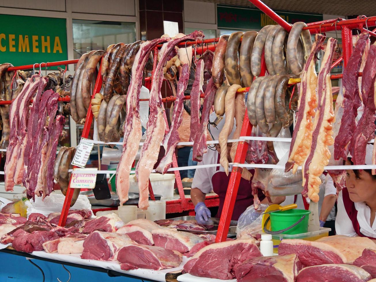 almaty, Kazakstan, 2019 - urval i de kött sektion av de känd grön basar i almaty, kazakhstan foto