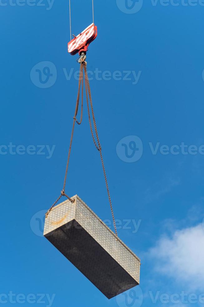 hängande på de rep av en kran foto