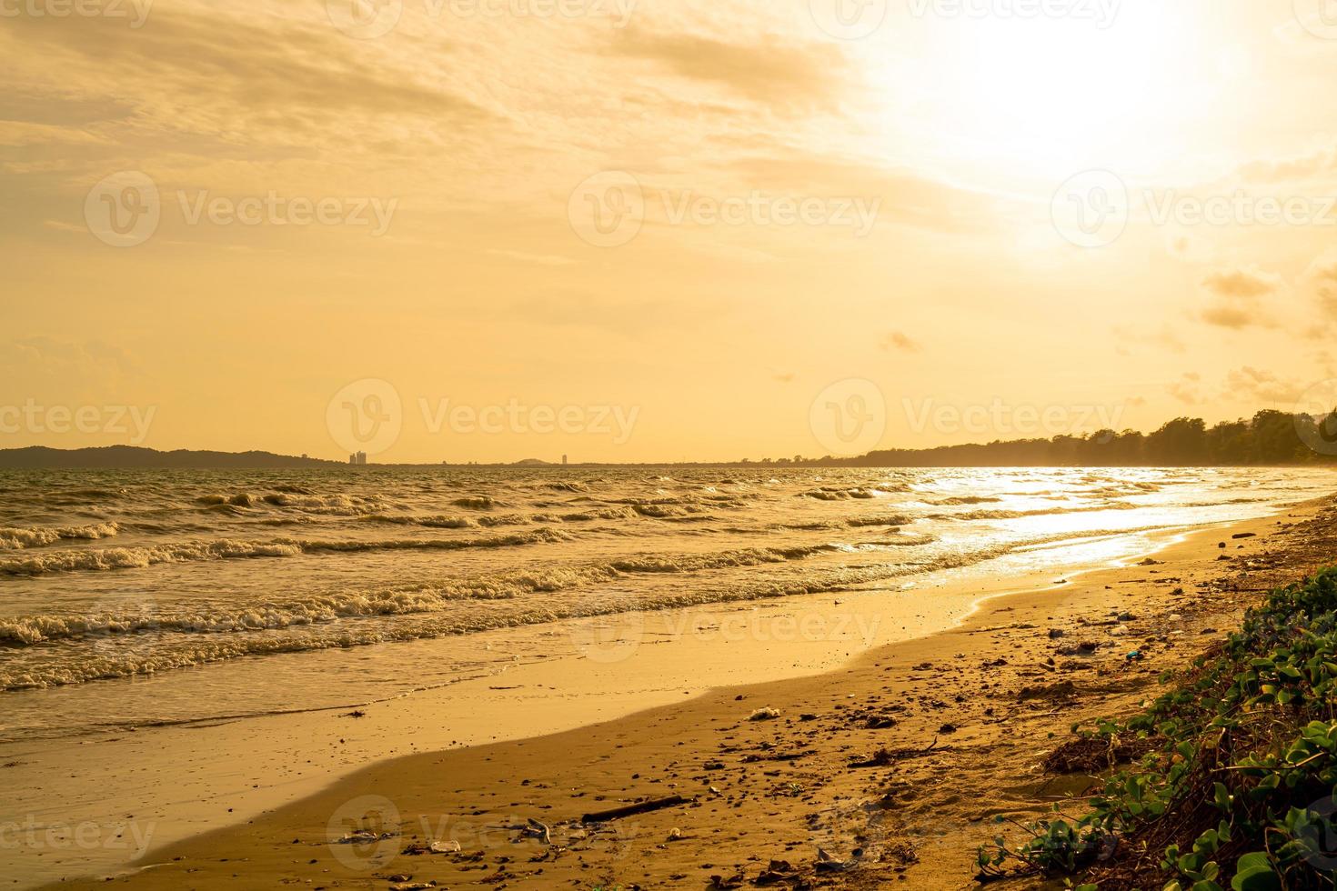 skön hav strand med solnedgång tid foto