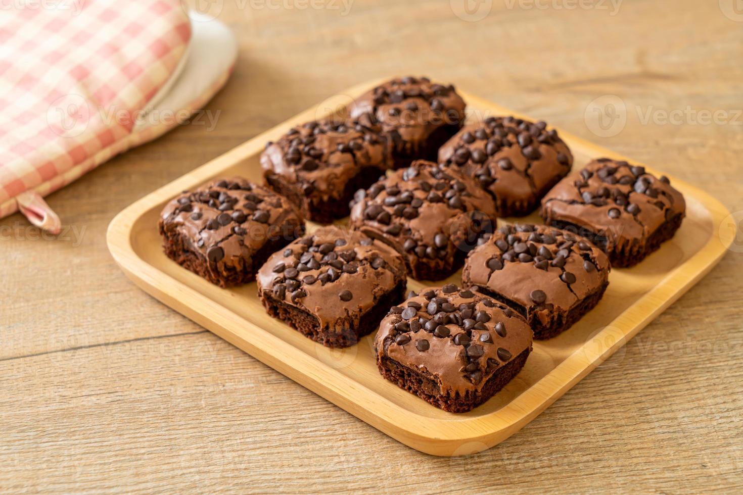 mörk choklad brownies toppad av chokladflis foto