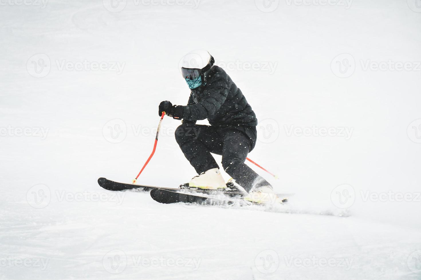 professionell skidåkare på full hastighet åka skidor utför på färsk snö do träsnideri i åka skidor tillflykt medan Träning för konkurrens i gudauri åka skidor tillflykt i georgien foto