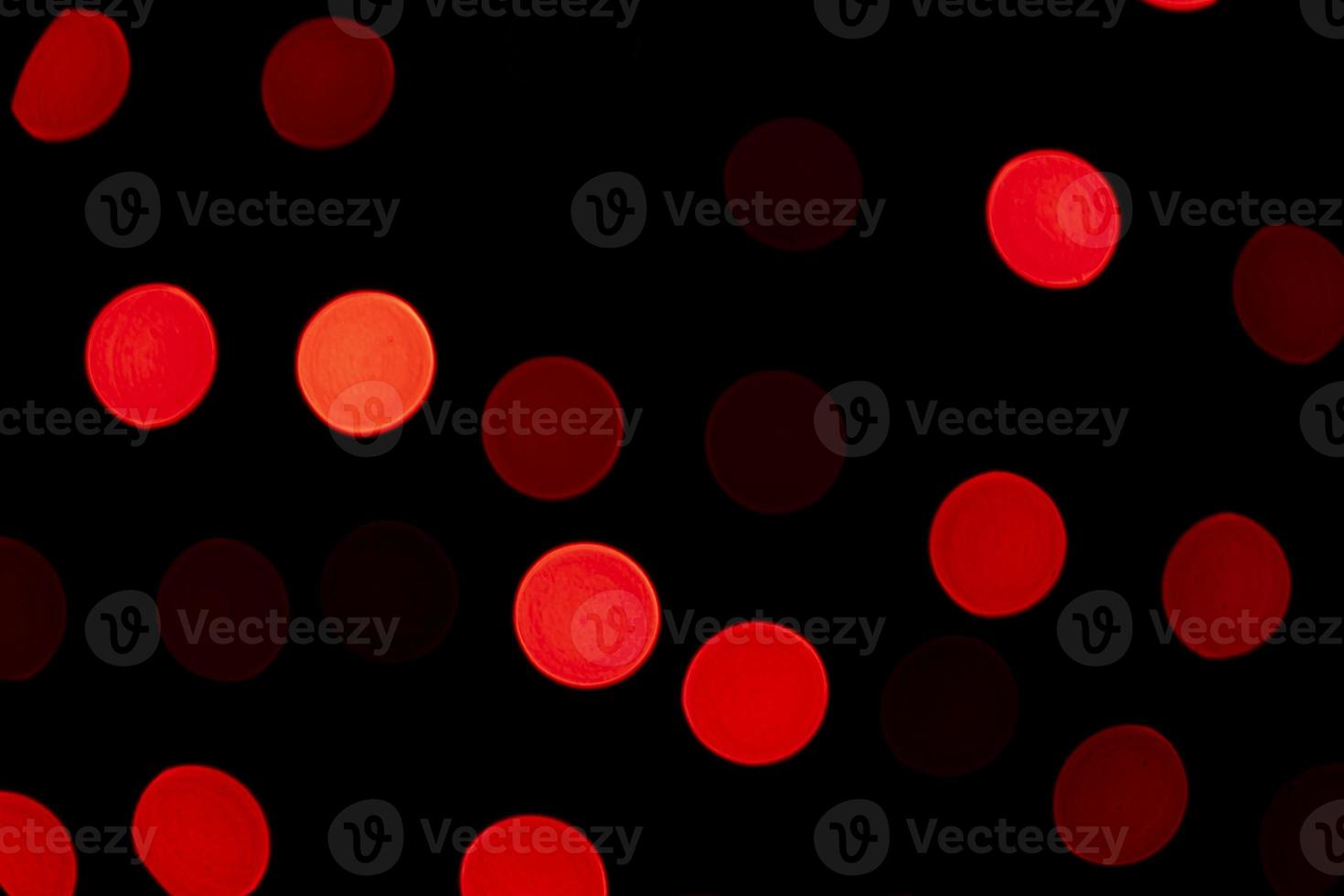 röd defokusering abstrakt bokeh ljus effekter på de natt svart bakgrund textur foto