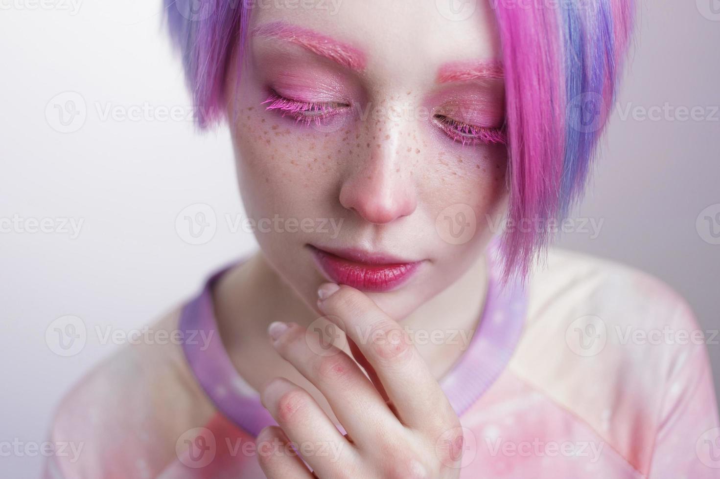 ung flicka med rosa ögon och hår, som en docka foto
