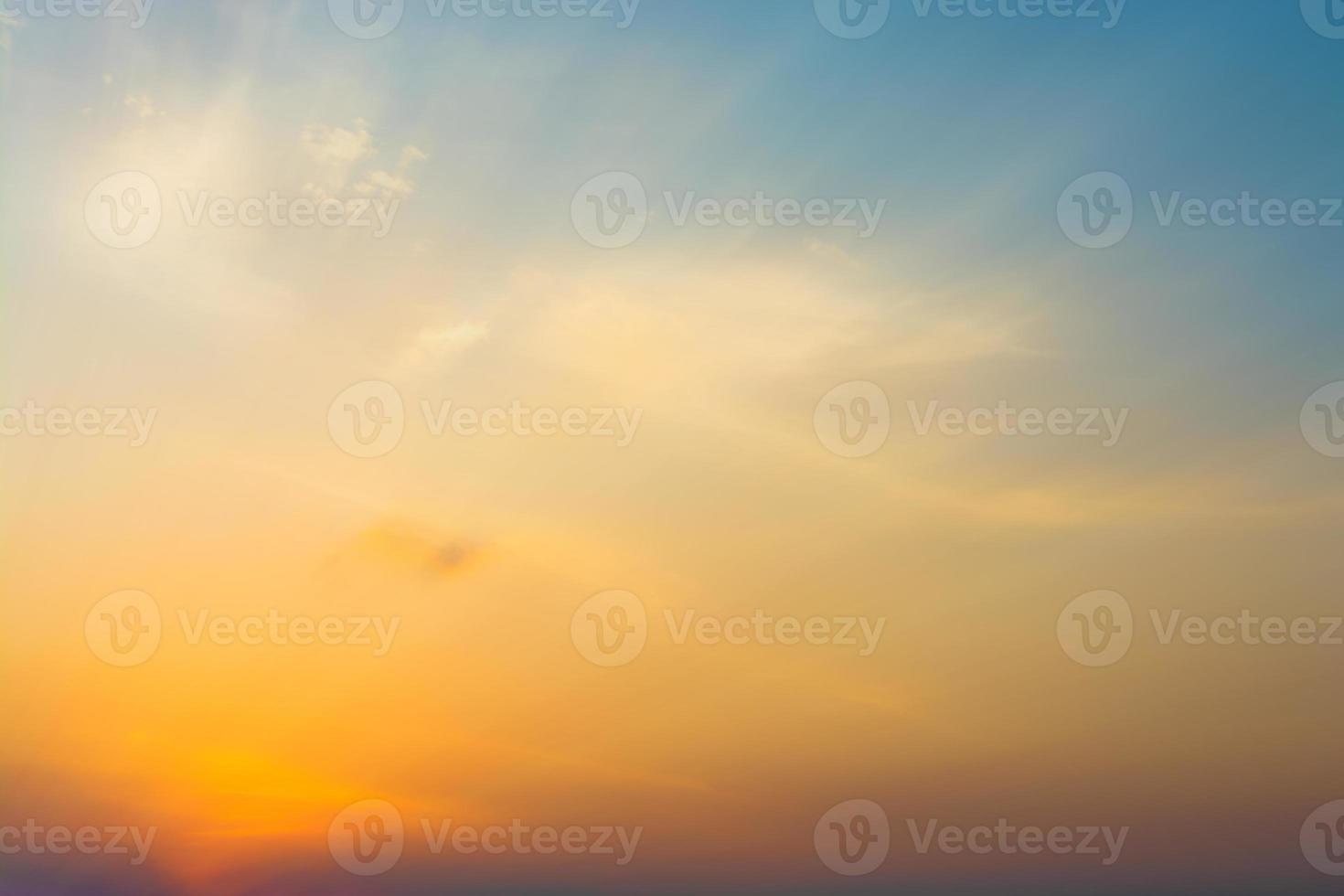 solnedgång moln i de omfattande blå himmel bakgrund foto