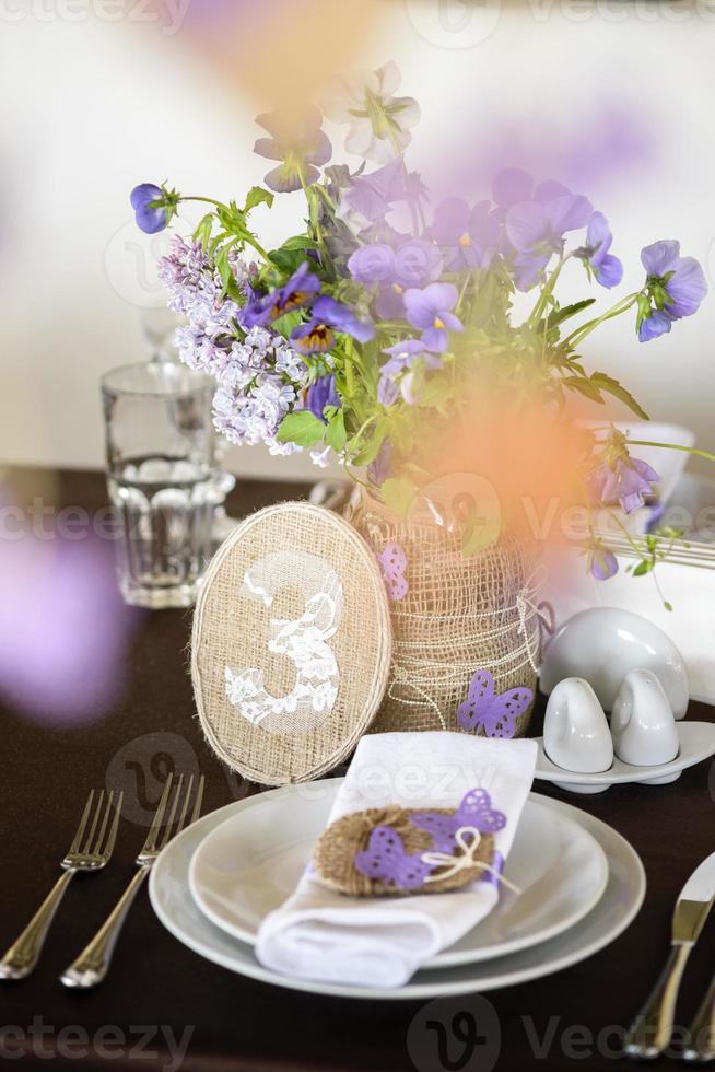 bord möten och dekor med blommor, nummer foto