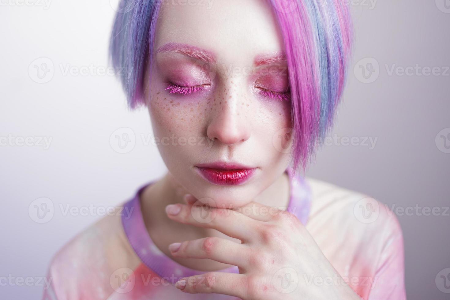 ung flicka med rosa ögon och hår, som en docka foto
