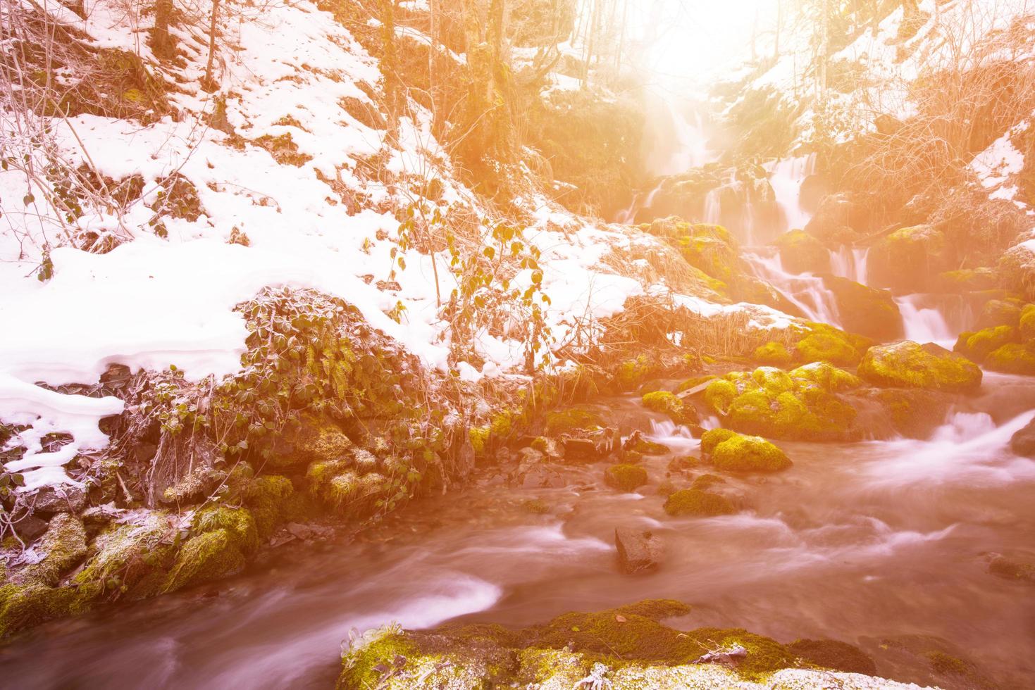 skön vinter- vattenfall foto