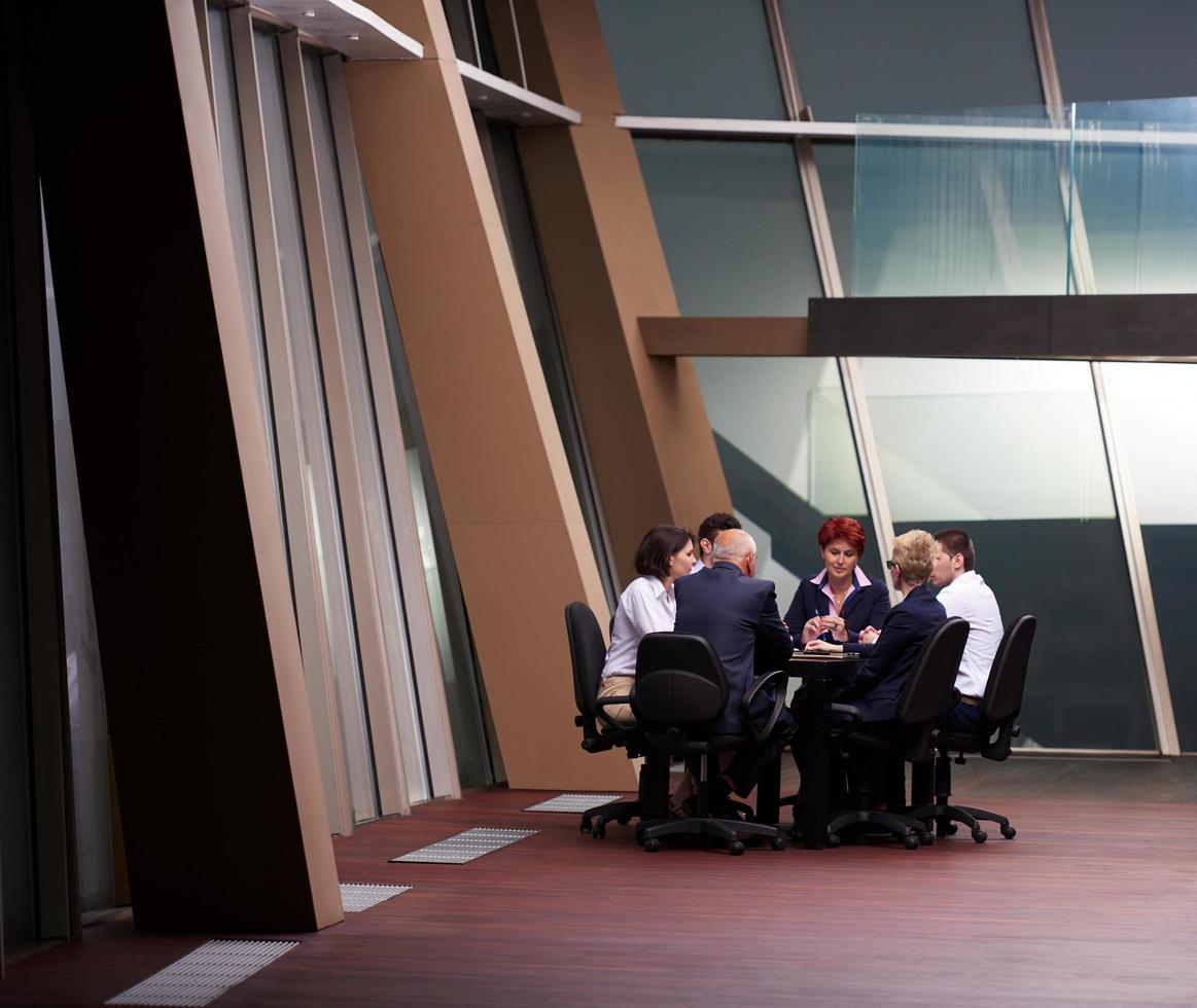 företag människor grupp på möte på modern ljus kontor foto