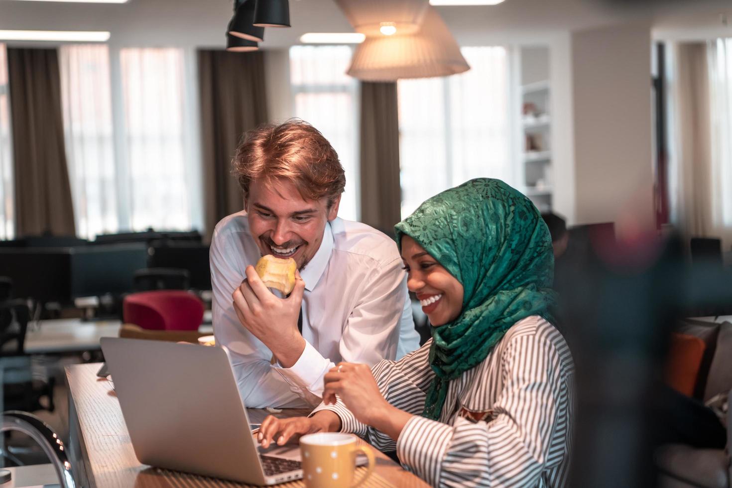 internationell mångkulturell företag team.a ung företag man och kvinna sitta i en modern avslappning Plats och prata handla om en ny företag. foto