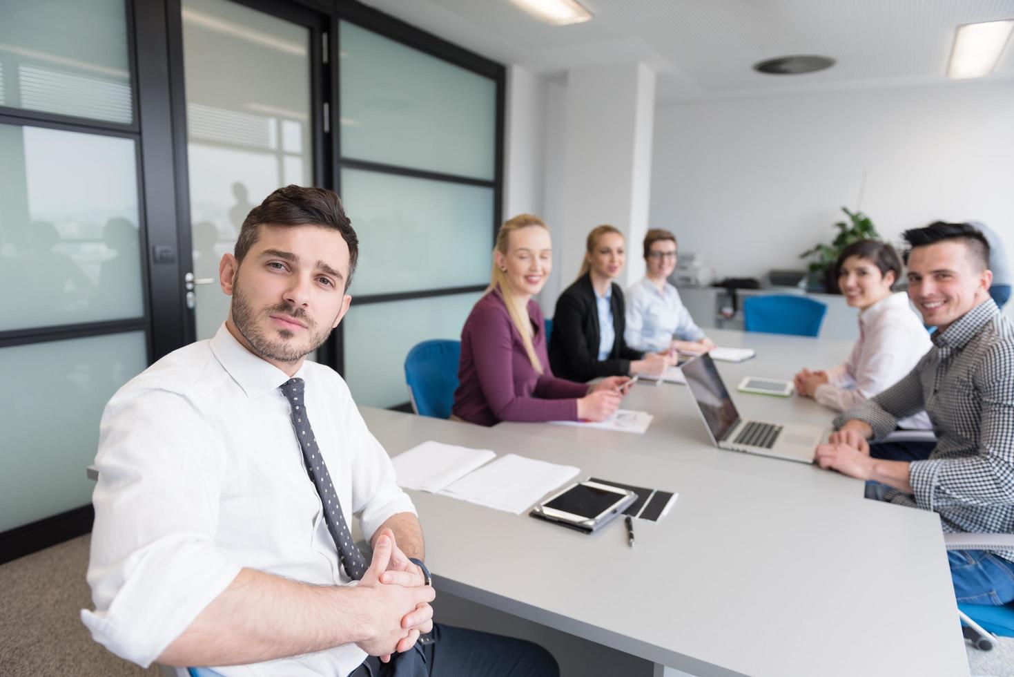 ung företag människor grupp på team möte på modern kontor foto