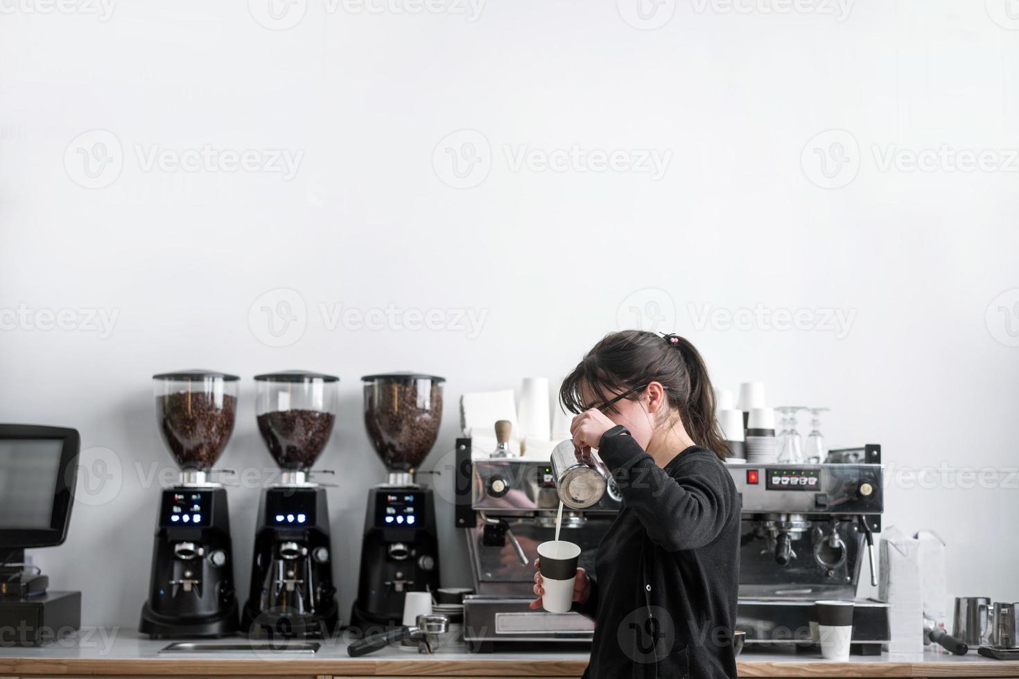 kvinna Barista gör kaffe foto