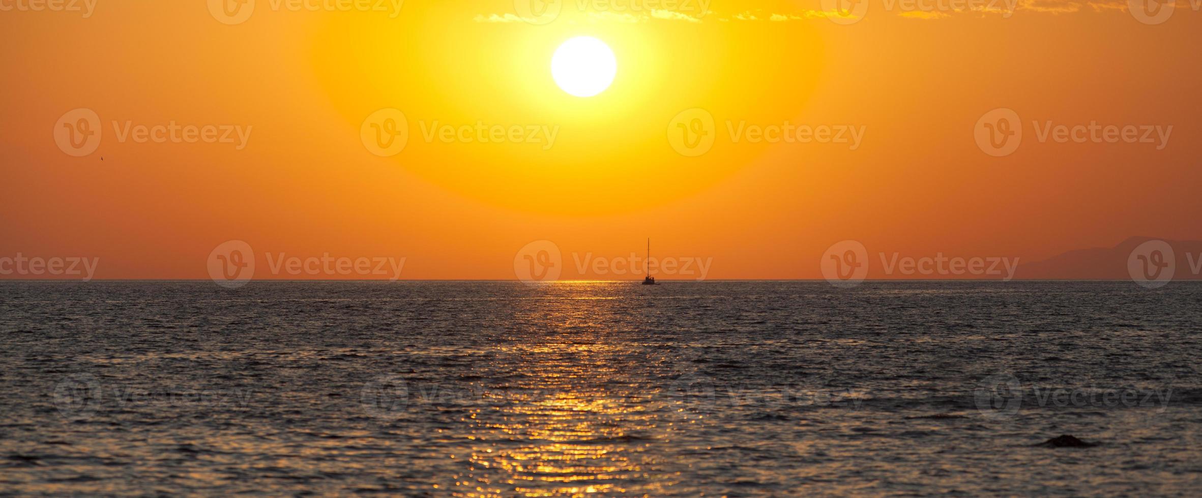 amazin gryning bakgrund med fartyg och seaguls foto