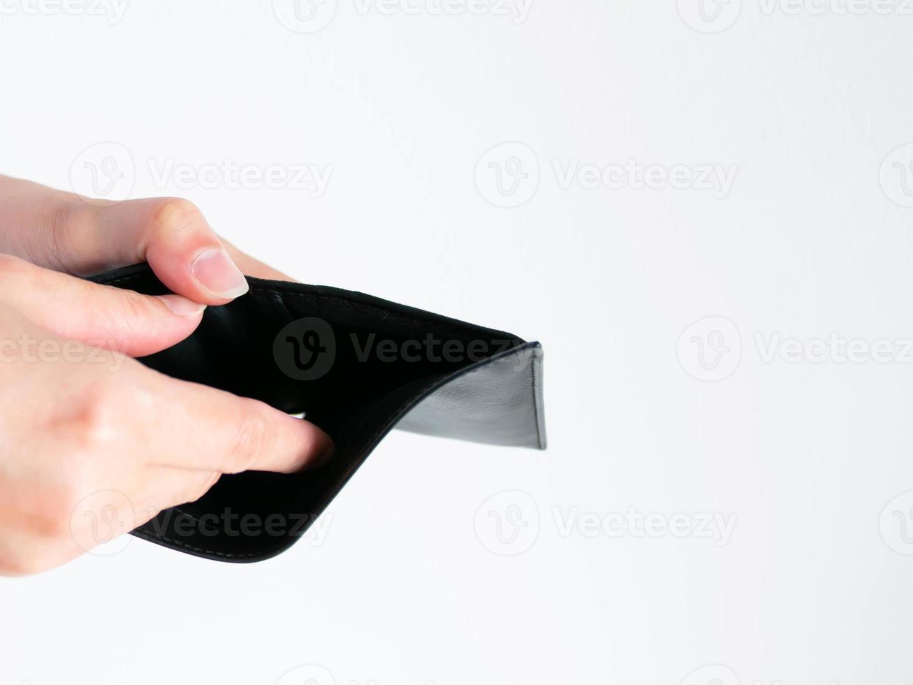 närbild av tömma plånbok i händer isolerat på vit med kopia Plats. foto
