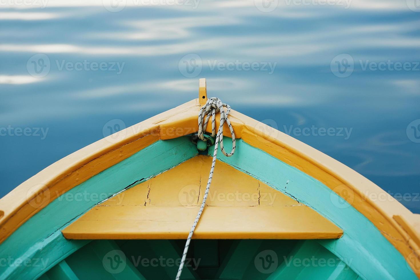 båtpilbåge med ett rep på nära håll. foto