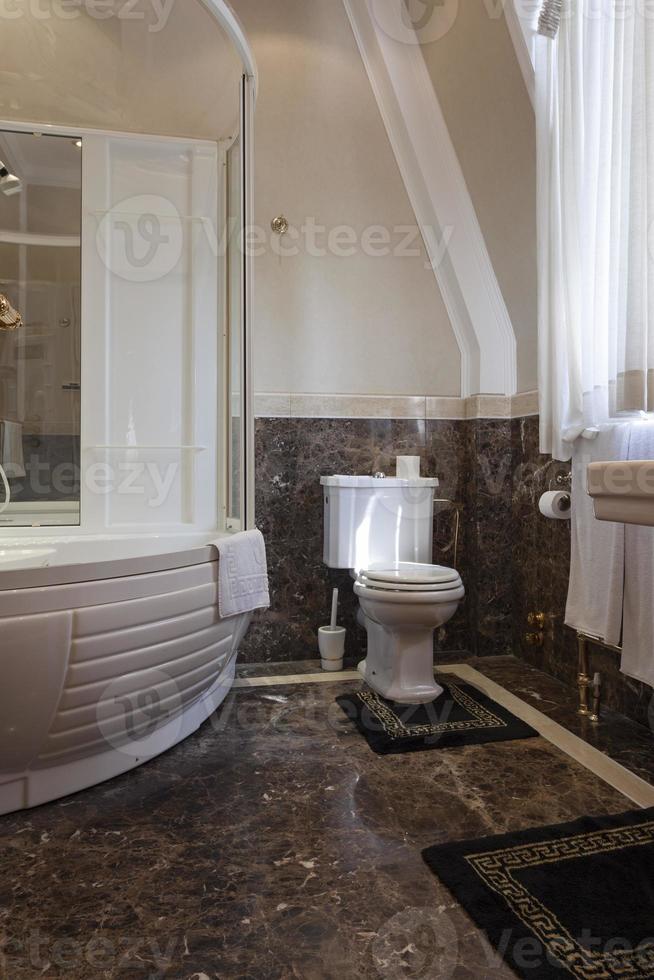 lyxigt badrum med marmorgolv foto