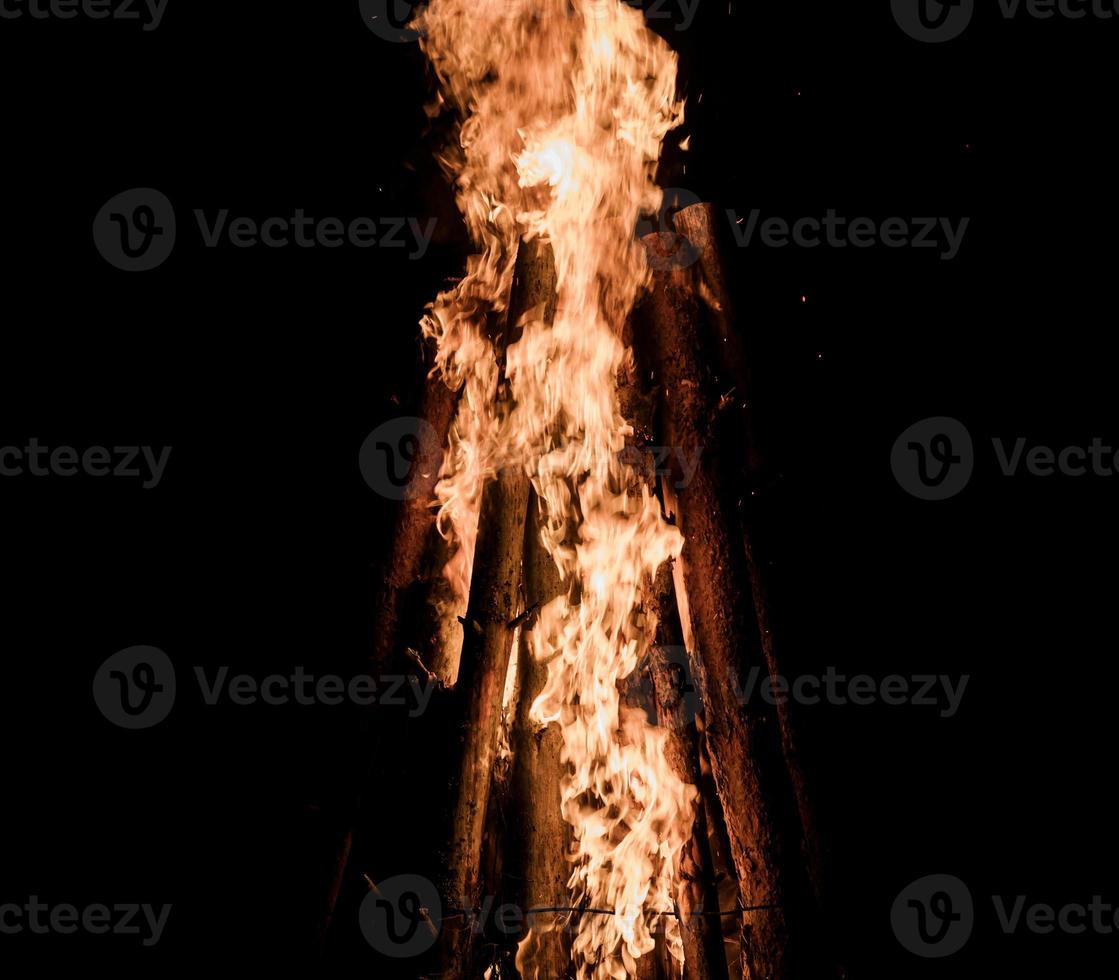 brinnande trä på natt. foto