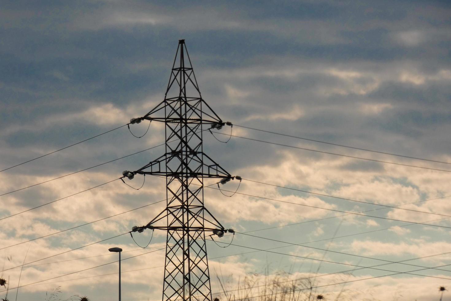 elektrisk torn stödjande de koppar kablar den där överföra och transport elektricitet foto