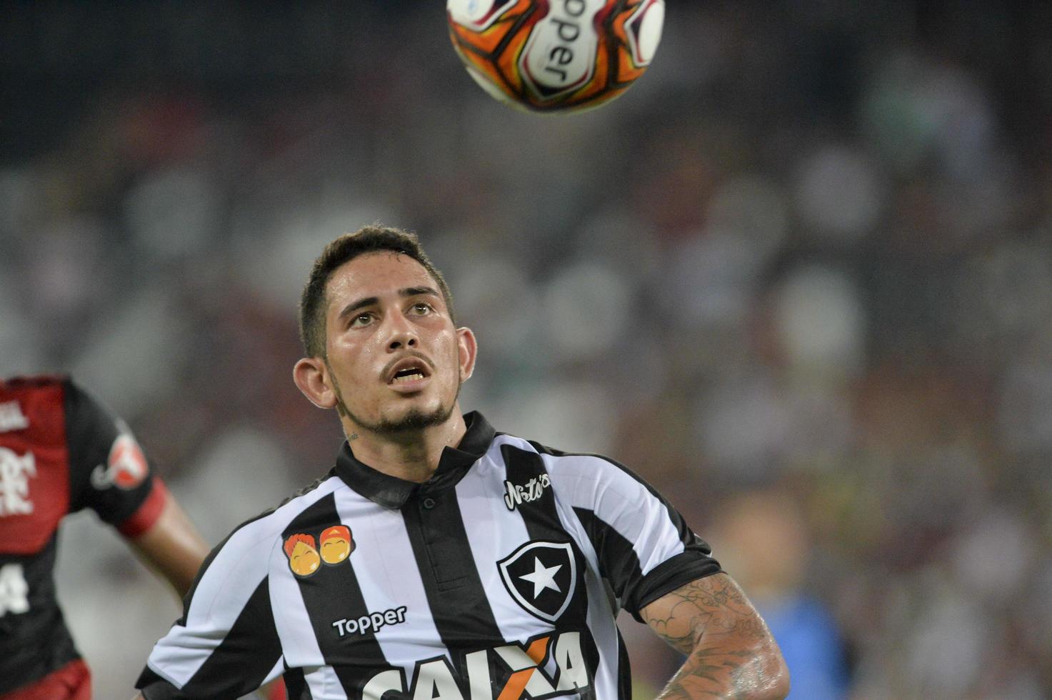 rio, Brasilien - Mars 03, 2018 - leandro carvalho spelare i match mellan flamengo och botafogo förbi de carioca mästerskap i nilton santos stadion foto