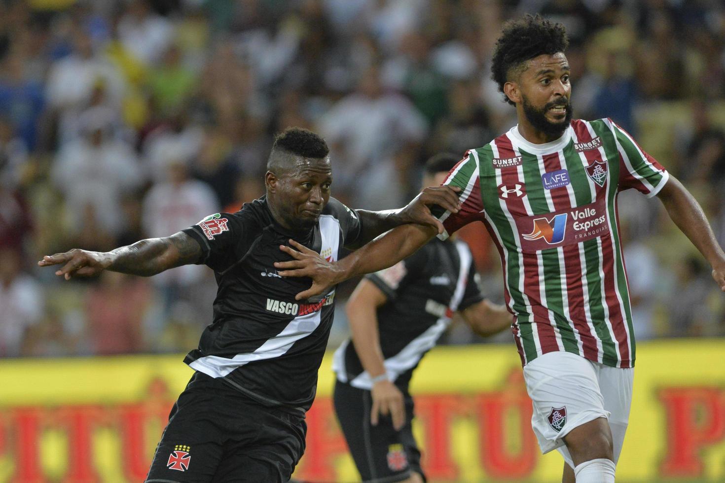 rio, Brasilien - Mars 30, 2018 - riascos och renato chaves spelare i match mellan fluminense och vasco förbi de semifinal carioca mästerskap i maracana stadion foto