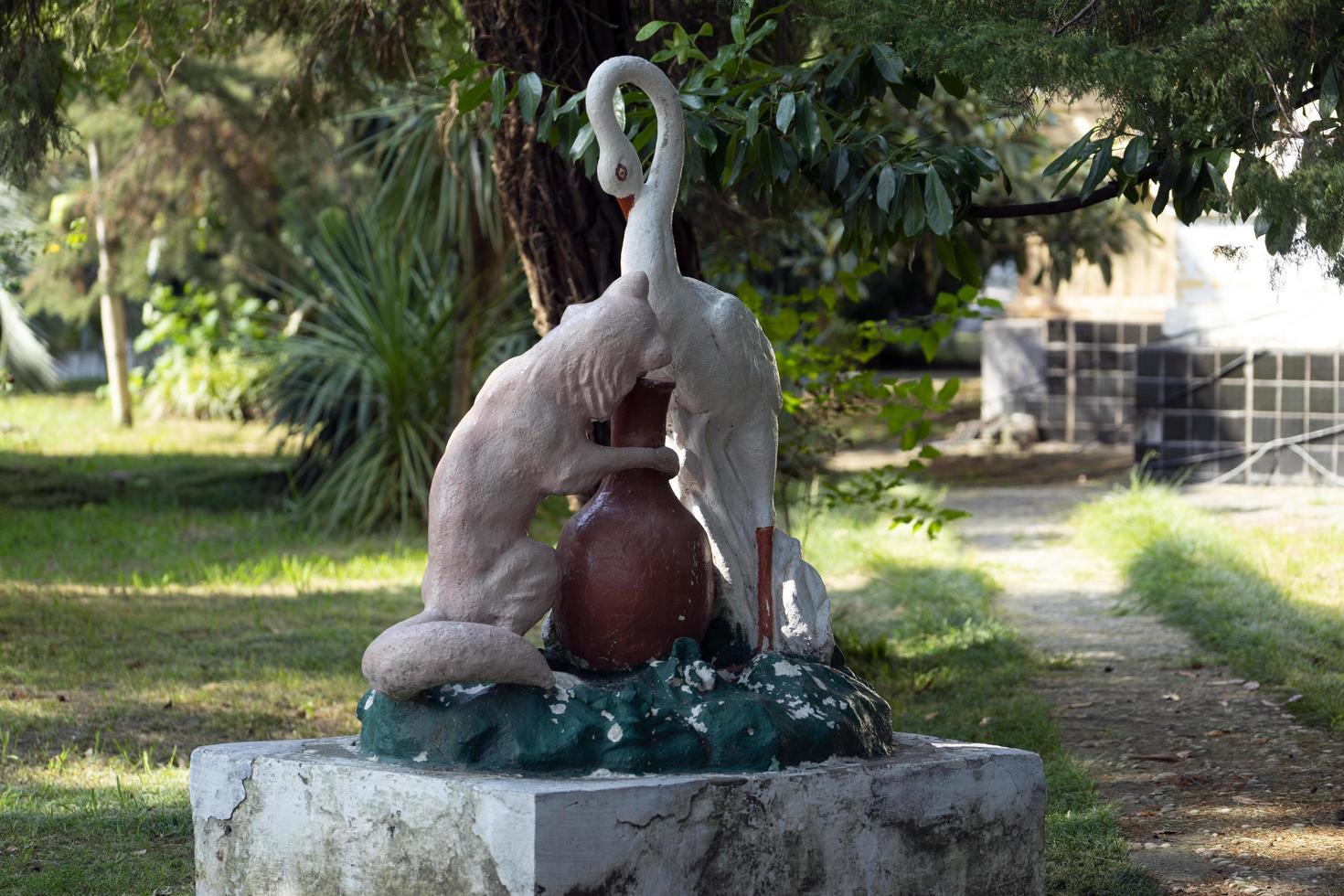 sukhumi, abkhazia - augusti 5, 2017- skulptur av en räv och en häger i de parkera av de sukhumi militär sanatorium foto