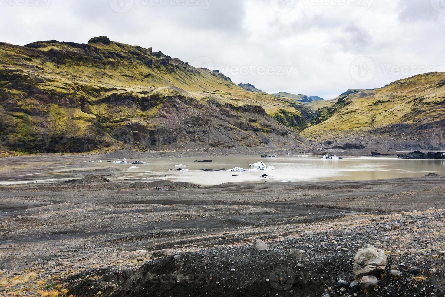 smältande snö i säng av solheimajokull glaciär foto