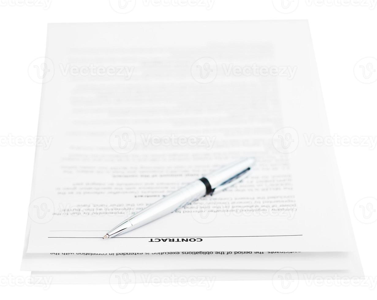 tre sidor av kontrakt och silver- penna isolerat foto