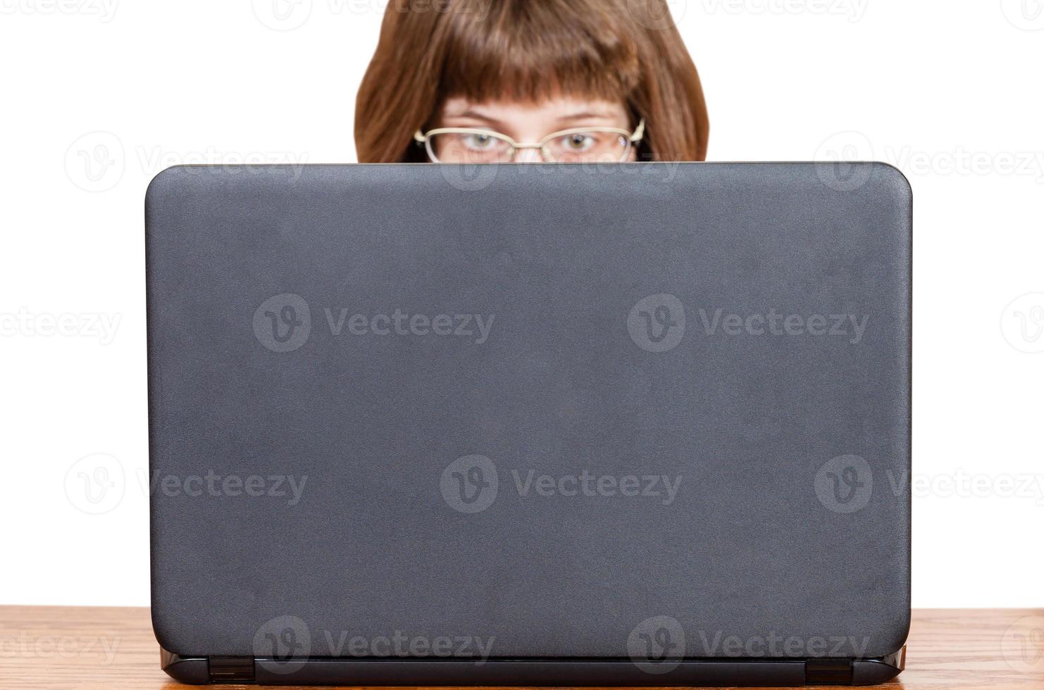 direkt se av flicka med glasögon läser från bärbar dator foto