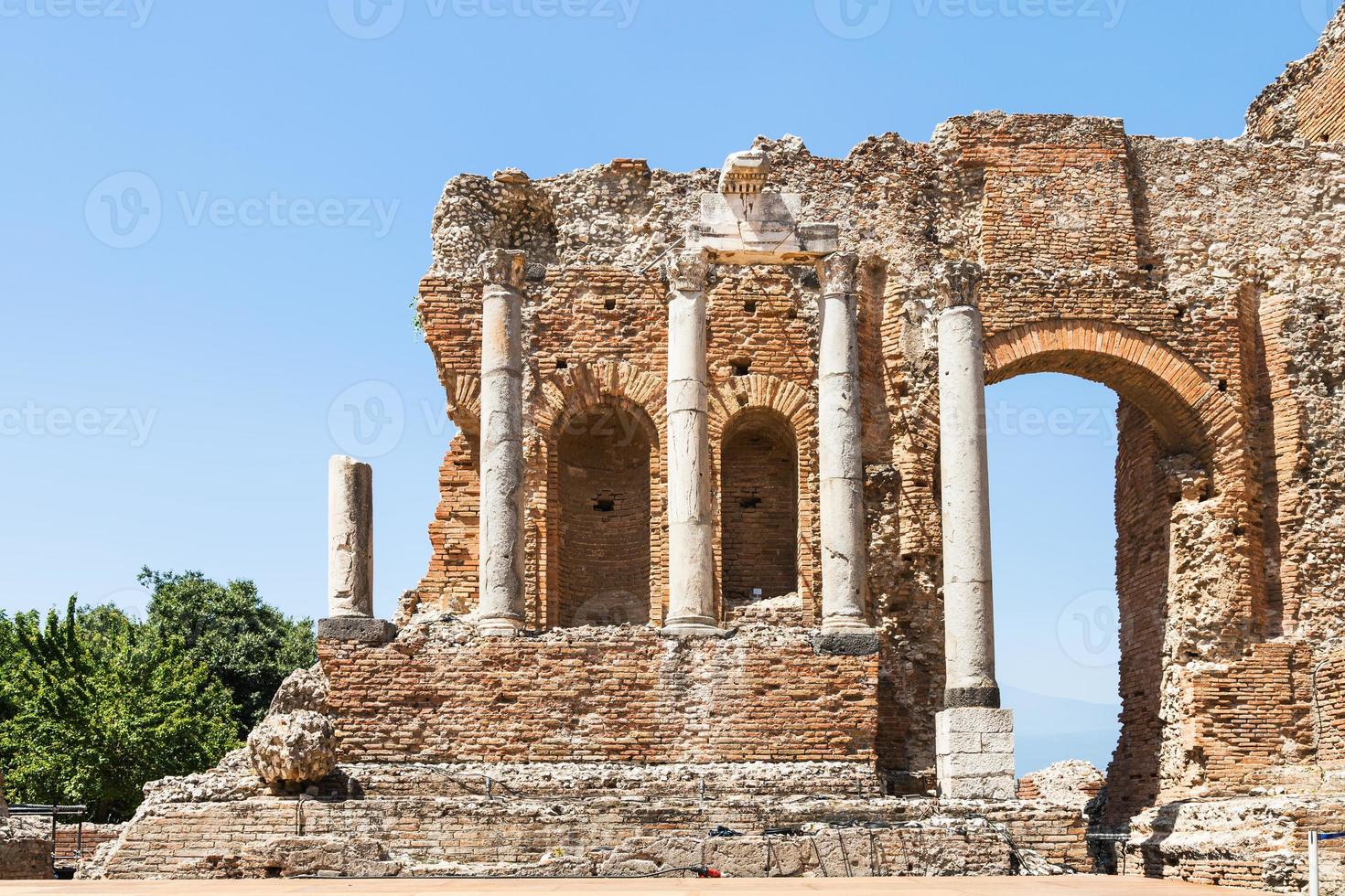 vägg och kolonner av teatro greco i taormina foto